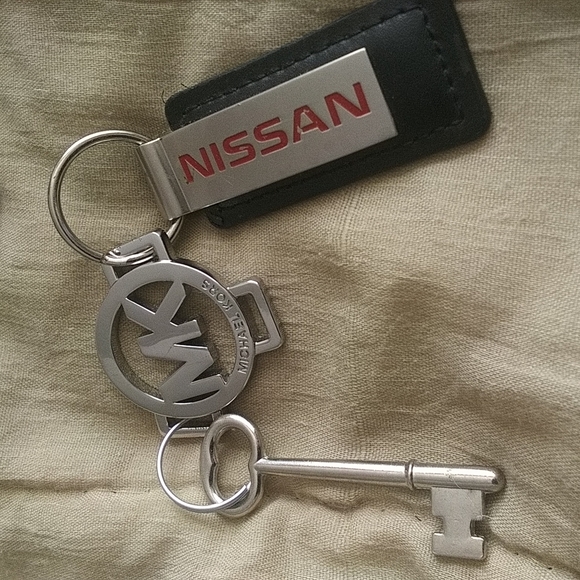 Silver (color) key chain 1Sz$28 +  free cufflinks - Picture 2 of 4